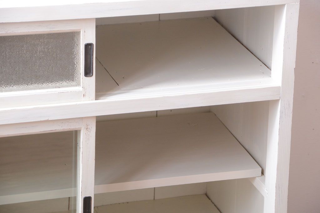 アンティーク家具　アンティークペイント　ダイヤガラス入り!小ぶりな収納棚