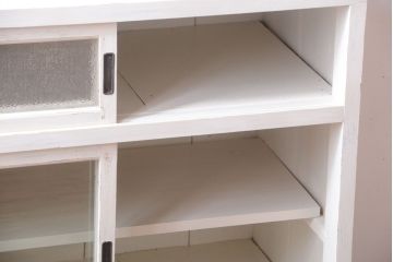 アンティーク家具　アンティークペイント　ダイヤガラス入り!小ぶりな収納棚