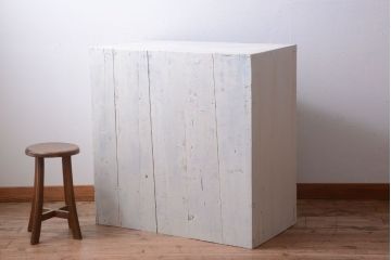 アンティーク家具　アンティークペイント　ダイヤガラス入り!小ぶりな収納棚