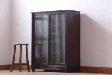 アンティーク家具　和製アンティーク　銀モールガラス入り!古い木製の引き戸収納棚(下駄箱)