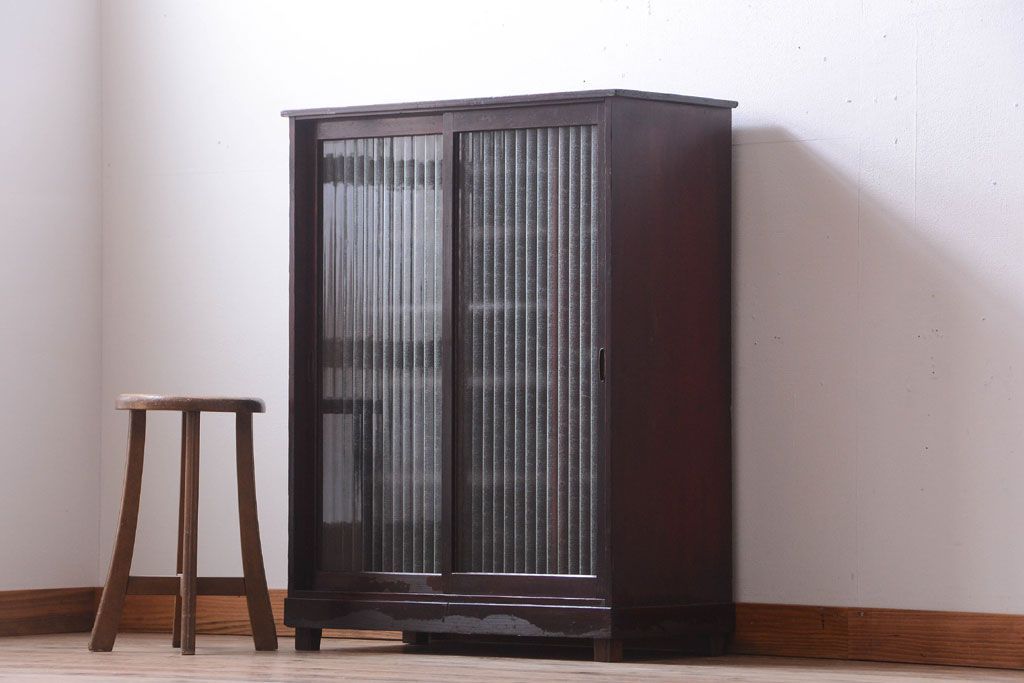 アンティーク家具　和製アンティーク　銀モールガラス入り!古い木製の引き戸収納棚(下駄箱)