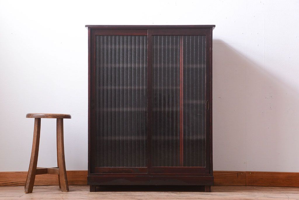 アンティーク家具　和製アンティーク　銀モールガラス入り!古い木製の引き戸収納棚(下駄箱)