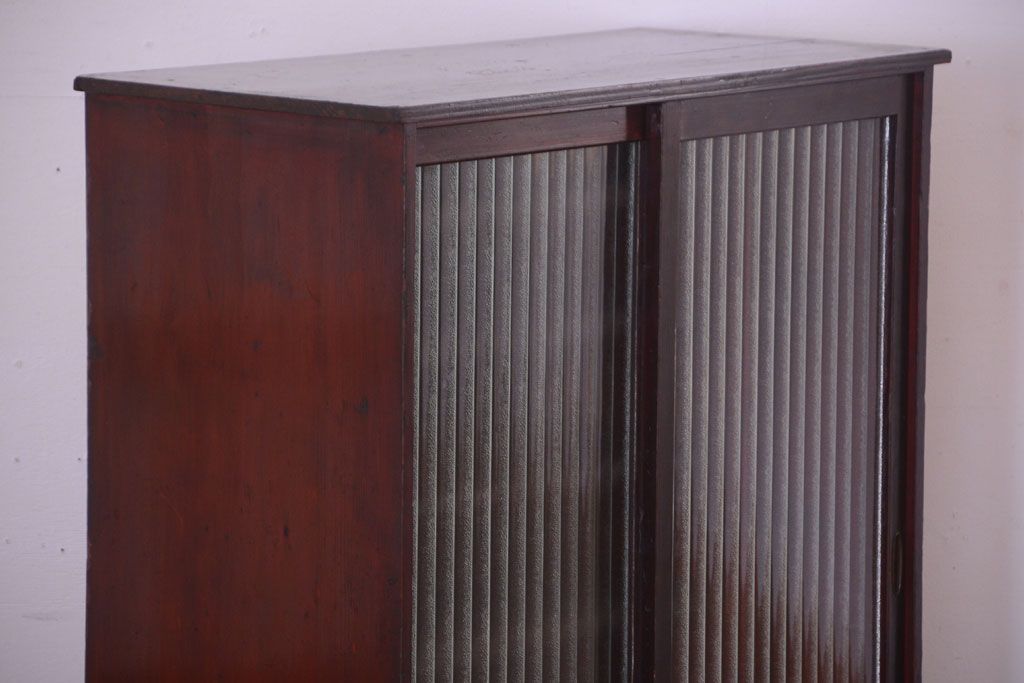 アンティーク家具　和製アンティーク　銀モールガラス入り!古い木製の引き戸収納棚(下駄箱)