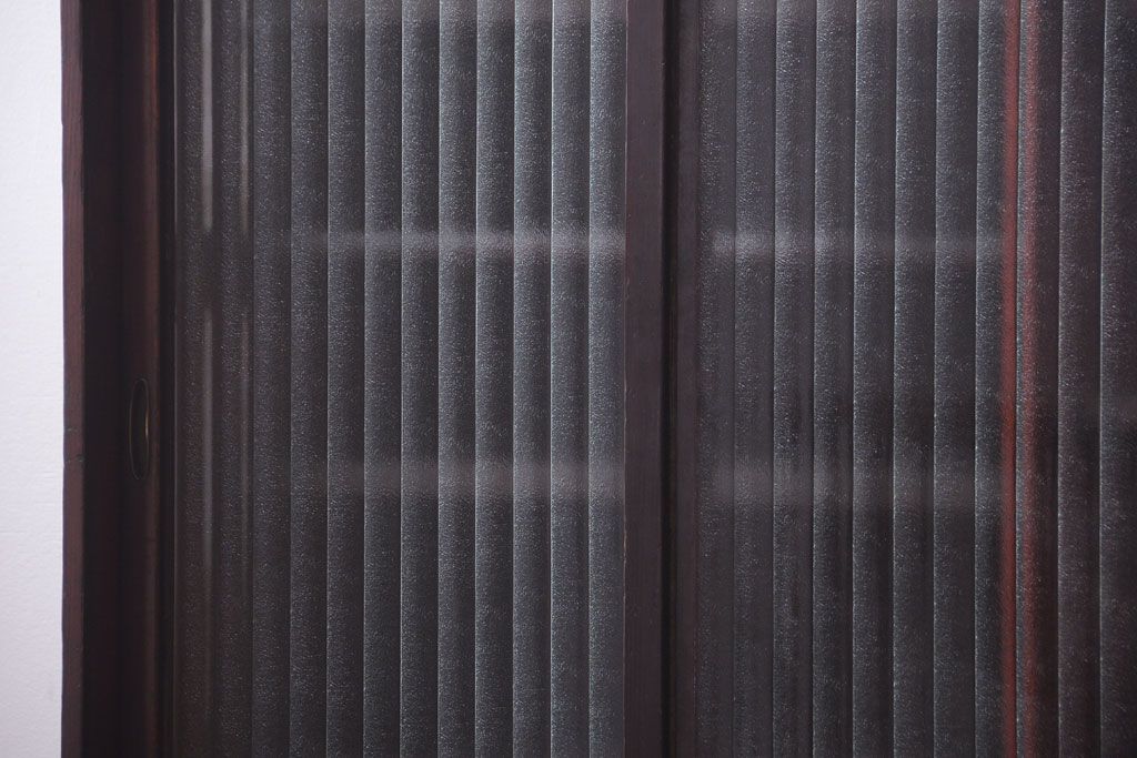 アンティーク家具　和製アンティーク　銀モールガラス入り!古い木製の引き戸収納棚(下駄箱)