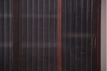 アンティーク家具　和製アンティーク　銀モールガラス入り!古い木製の引き戸収納棚(下駄箱)