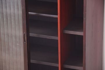 アンティーク家具　和製アンティーク　銀モールガラス入り!古い木製の引き戸収納棚(下駄箱)