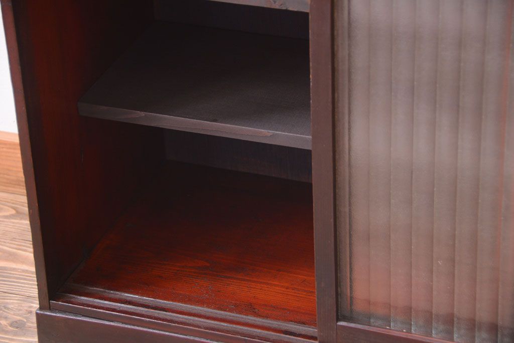 アンティーク家具　和製アンティーク　銀モールガラス入り!古い木製の引き戸収納棚(下駄箱)