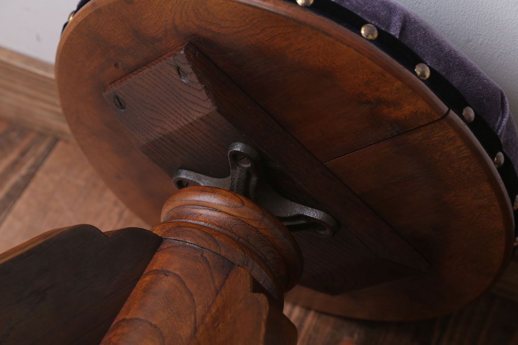 レトロ家具　和製アンティーク　古い木製のレトロな回転スツール