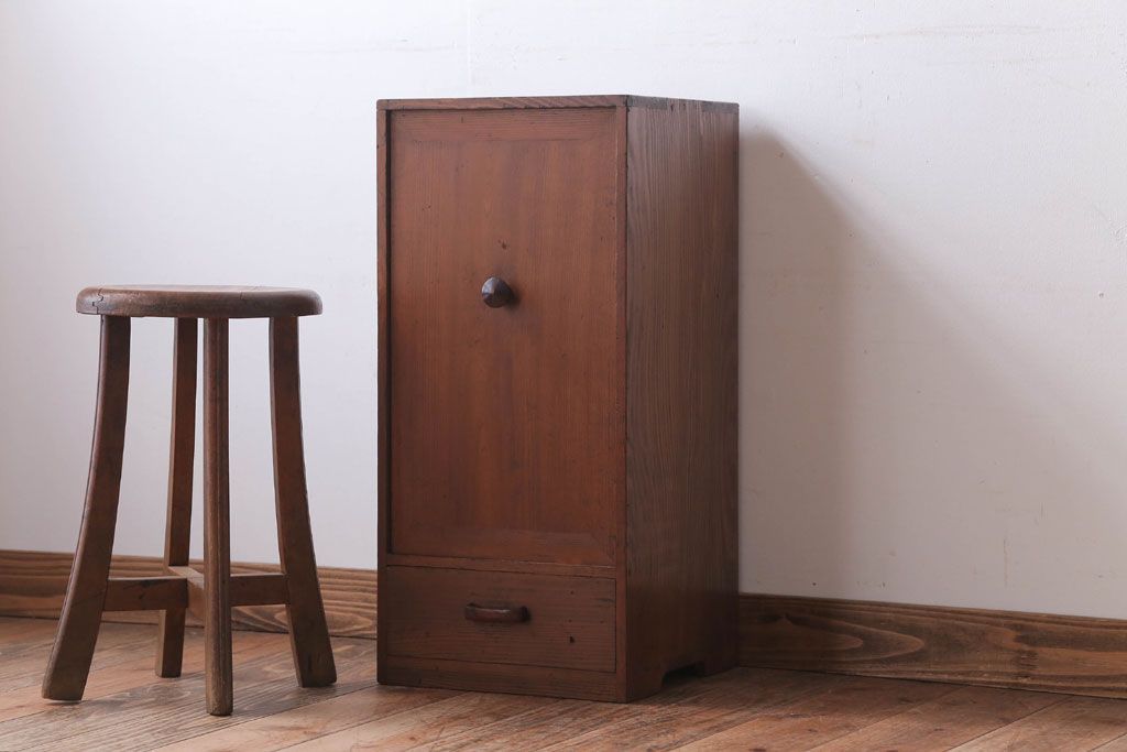 アンティーク家具　和製アンティーク　古い木の小ぶりな収納棚