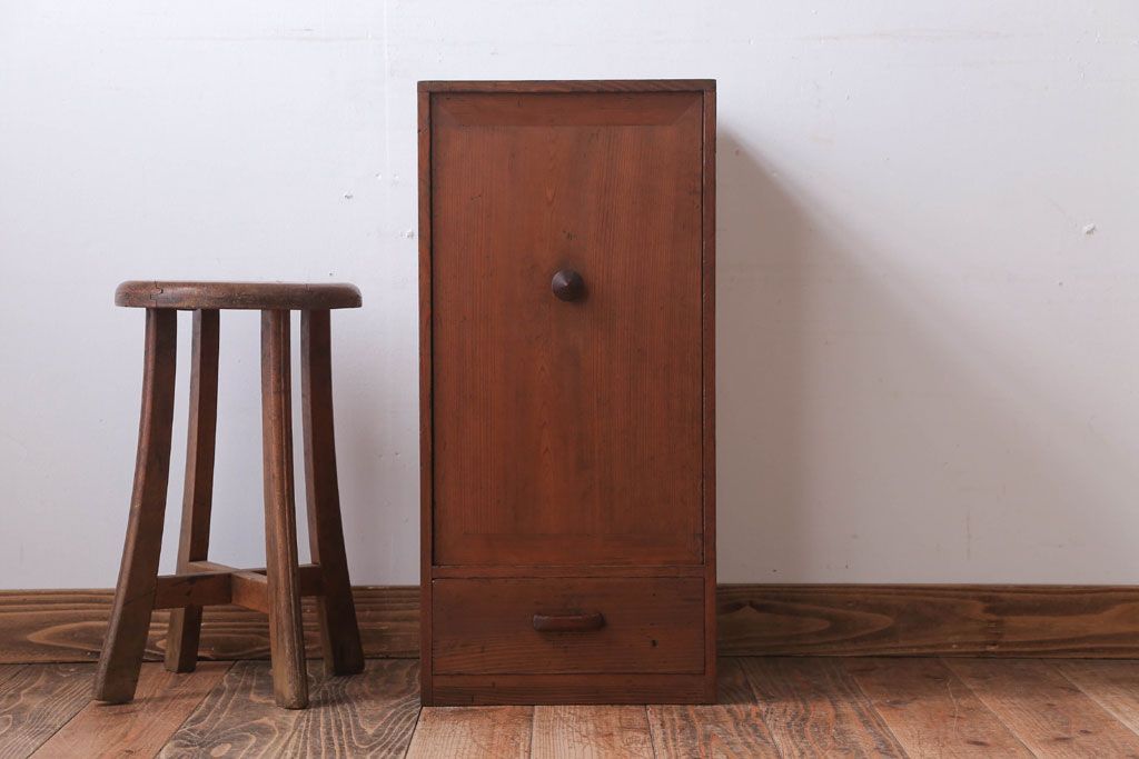 アンティーク家具　和製アンティーク　古い木の小ぶりな収納棚