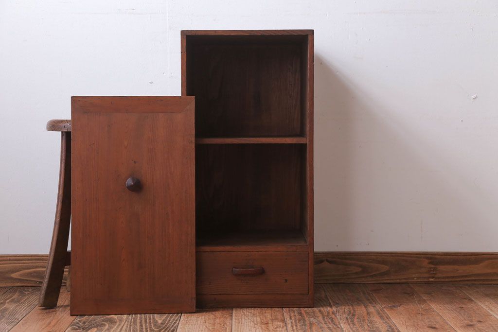 アンティーク家具　和製アンティーク　古い木の小ぶりな収納棚