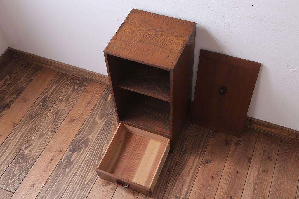 アンティーク家具　和製アンティーク　古い木の小ぶりな収納棚