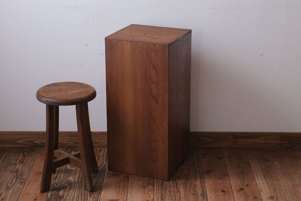 アンティーク家具　和製アンティーク　古い木の小ぶりな収納棚
