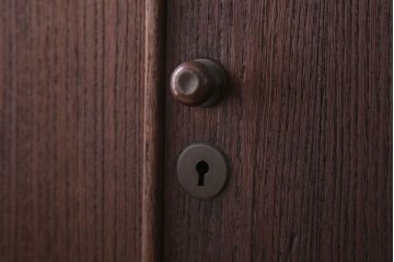 アンティーク家具　和製アンティーク　衣装盆付き!銅金具が上品な古い桐材製観音箪笥(桐箪笥、桐たんす)