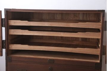 アンティーク家具　和製アンティーク　衣装盆付き!銅金具が上品な古い桐材製観音箪笥(桐箪笥、桐たんす)