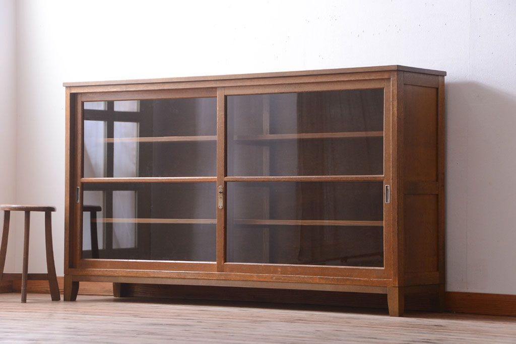 レトロ家具　昭和レトロ　古い木製の脚付き収納棚(2)