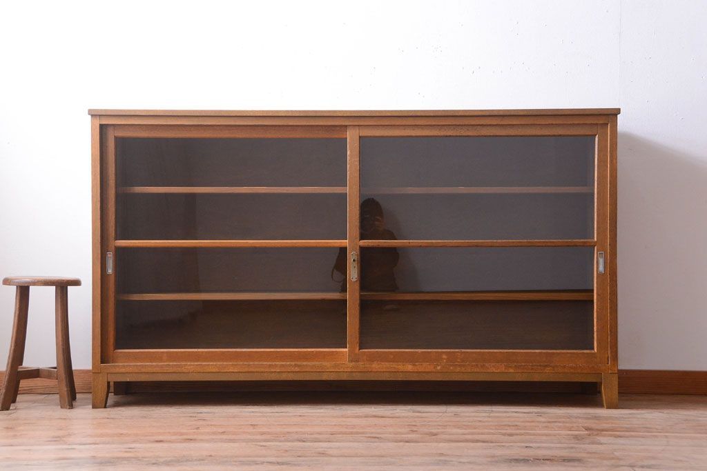 レトロ家具　昭和レトロ　古い木製の脚付き収納棚(2)