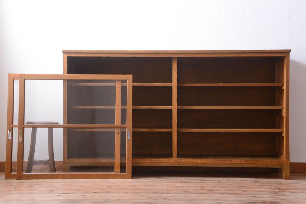 レトロ家具　昭和レトロ　古い木製の脚付き収納棚(2)