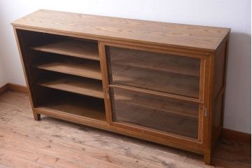 レトロ家具　昭和レトロ　古い木製の脚付き収納棚(2)