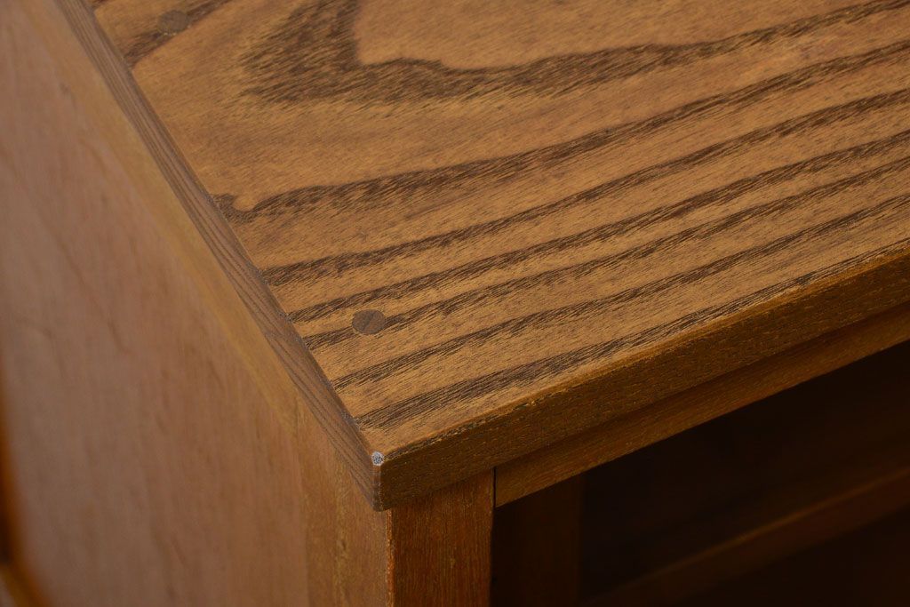 レトロ家具　昭和レトロ　古い木製の脚付き収納棚(2)