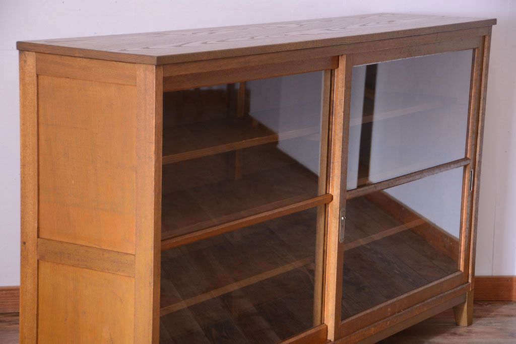 レトロ家具　昭和レトロ　古い木製の脚付き収納棚(2)