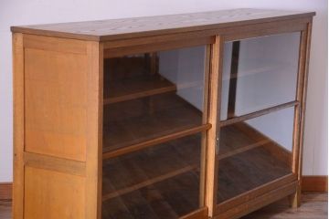 レトロ家具　昭和レトロ　古い木製の脚付き収納棚(2)