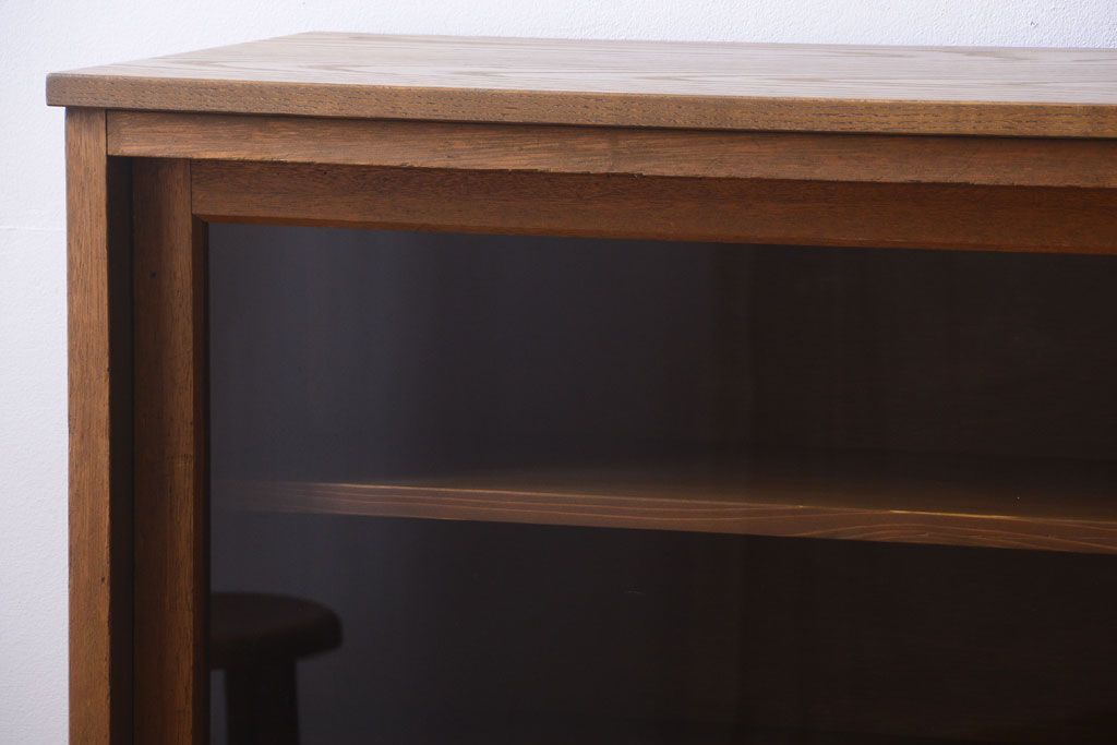 レトロ家具　昭和レトロ　古い木製の脚付き収納棚(2)