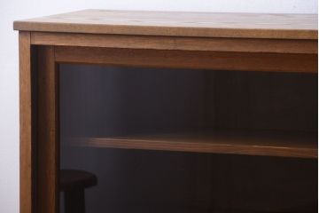 レトロ家具　昭和レトロ　古い木製の脚付き収納棚(2)
