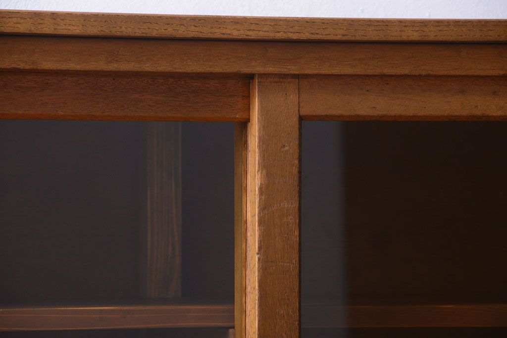 レトロ家具　昭和レトロ　古い木製の脚付き収納棚(2)