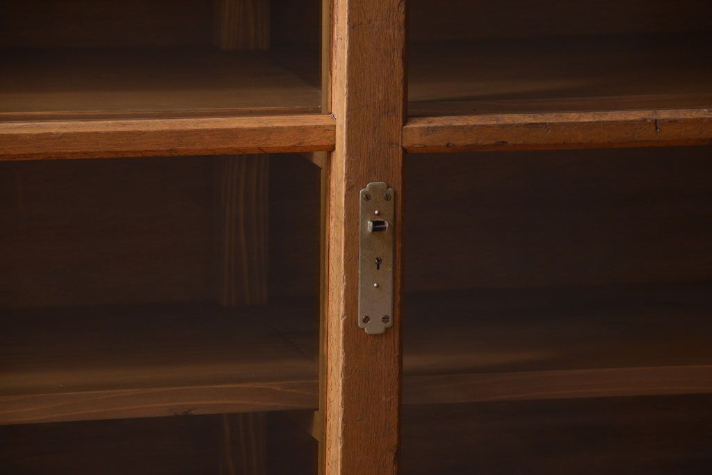 レトロ家具　昭和レトロ　古い木製の脚付き収納棚(2)