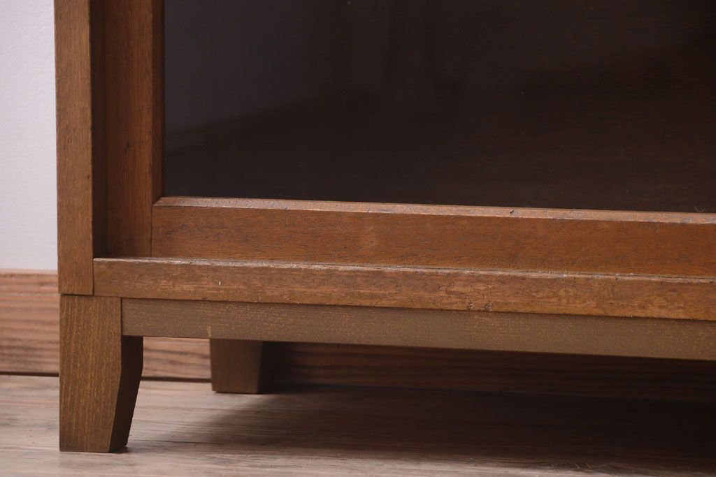 レトロ家具　昭和レトロ　古い木製の脚付き収納棚(2)