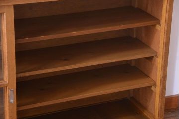 レトロ家具　昭和レトロ　古い木製の脚付き収納棚(2)