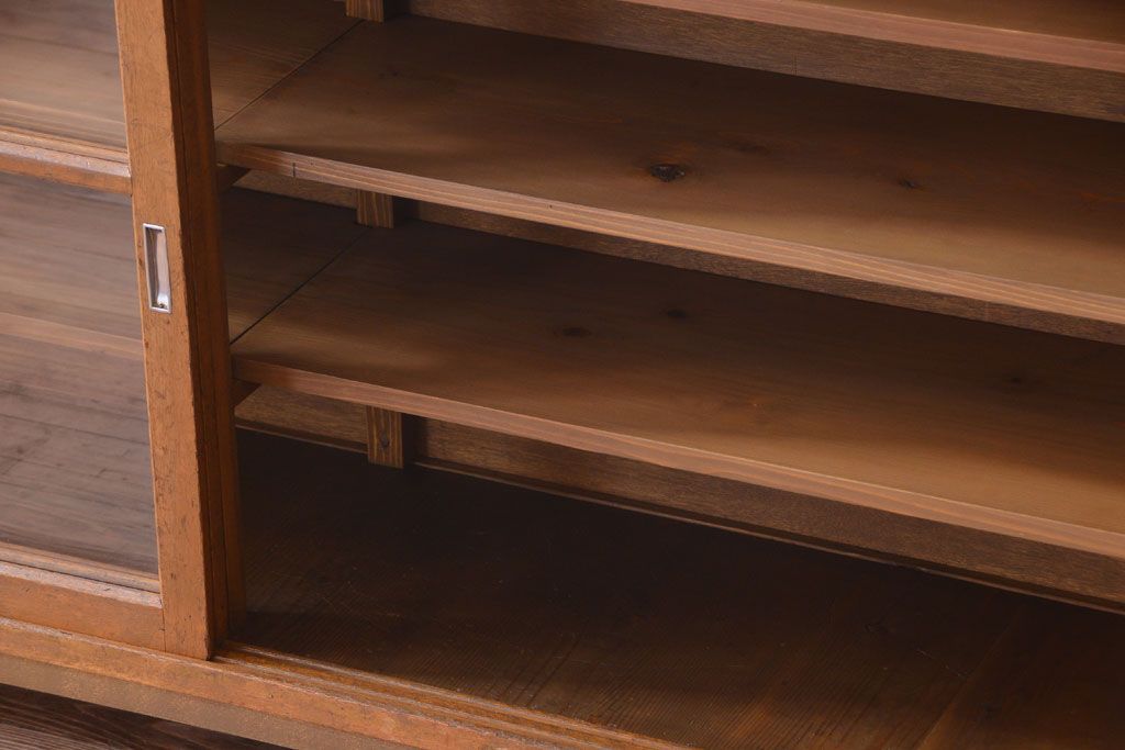 レトロ家具　昭和レトロ　古い木製の脚付き収納棚(2)