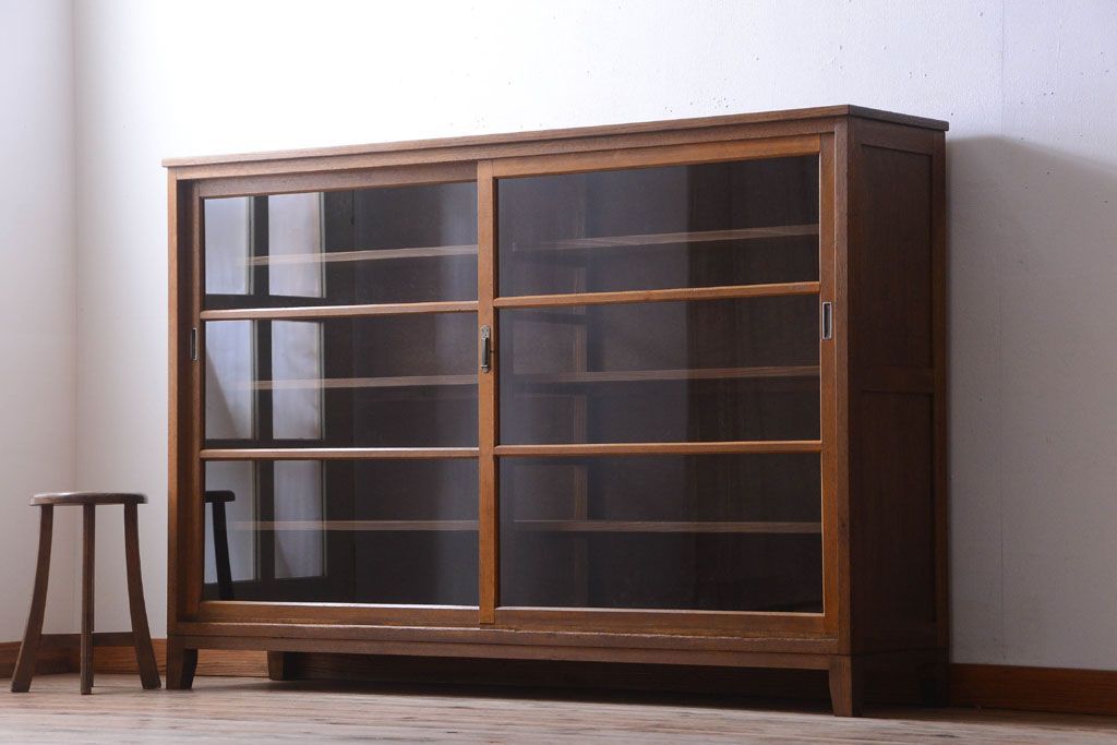 レトロ家具　昭和レトロ　古い木製のアンティーク脚付き収納棚