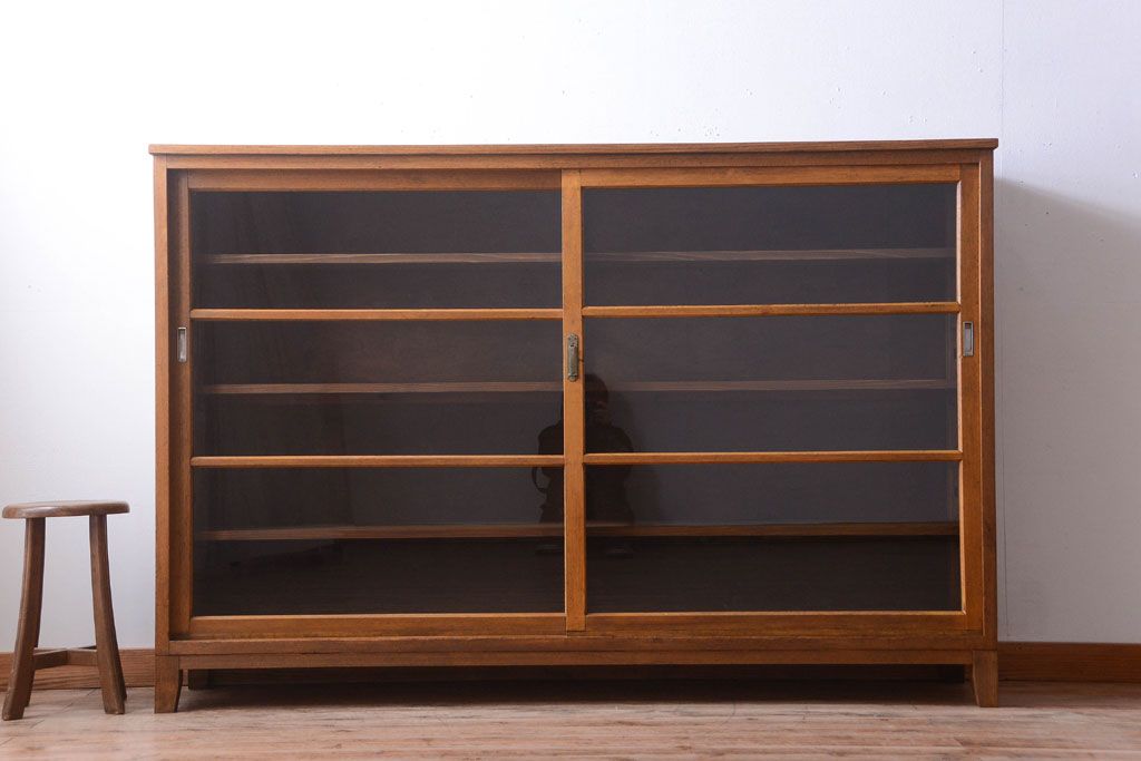 レトロ家具　昭和レトロ　古い木製のアンティーク脚付き収納棚