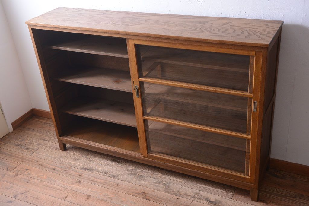 レトロ家具　昭和レトロ　古い木製のアンティーク脚付き収納棚