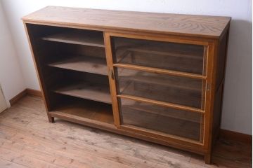 レトロ家具　昭和レトロ　古い木製のアンティーク脚付き収納棚