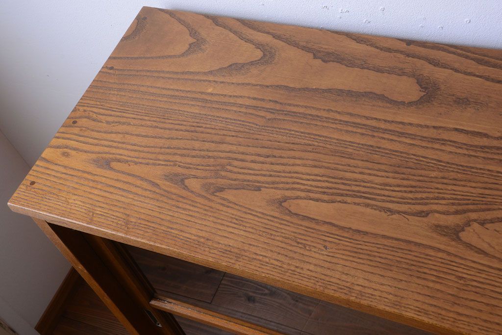 レトロ家具　昭和レトロ　古い木製のアンティーク脚付き収納棚