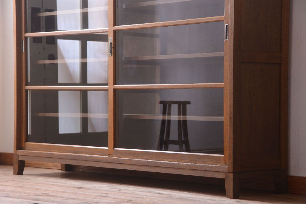 レトロ家具　昭和レトロ　古い木製のアンティーク脚付き収納棚