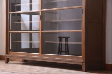 レトロ家具　昭和レトロ　古い木製のアンティーク脚付き収納棚