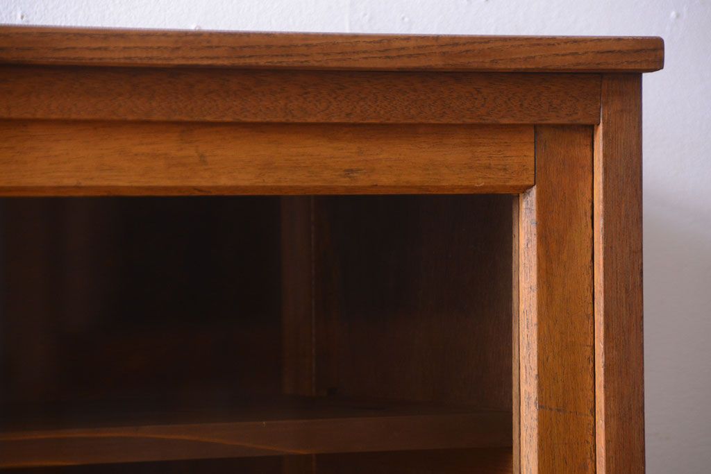 レトロ家具　昭和レトロ　古い木製のアンティーク脚付き収納棚