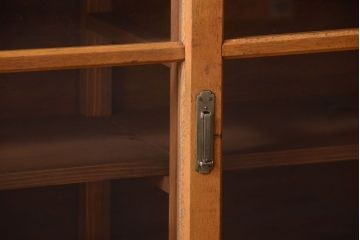 レトロ家具　昭和レトロ　古い木製のアンティーク脚付き収納棚