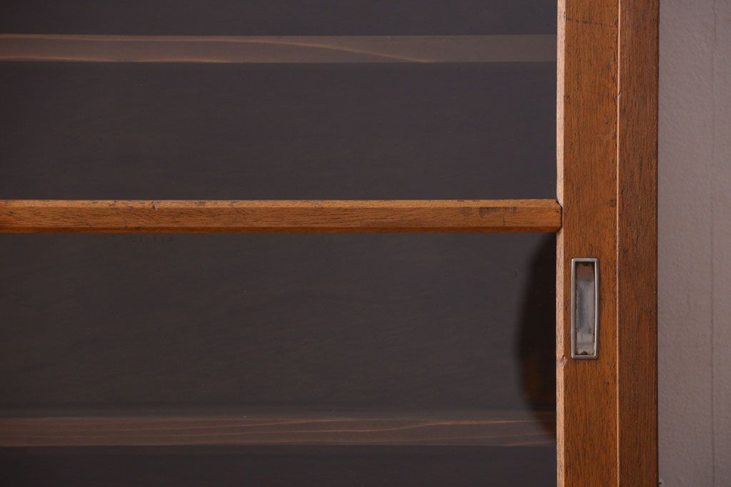 レトロ家具　昭和レトロ　古い木製のアンティーク脚付き収納棚