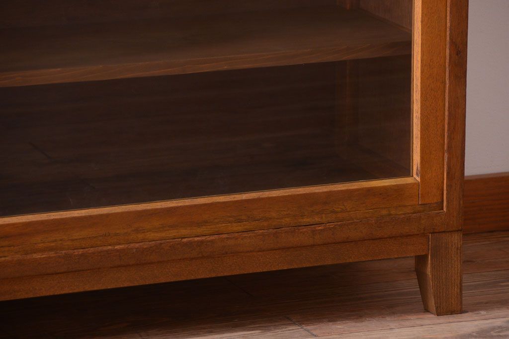 レトロ家具　昭和レトロ　古い木製のアンティーク脚付き収納棚