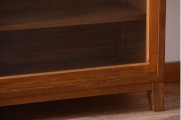 レトロ家具　昭和レトロ　古い木製のアンティーク脚付き収納棚