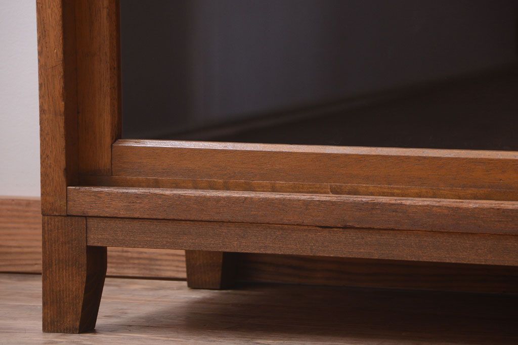 レトロ家具　昭和レトロ　古い木製のアンティーク脚付き収納棚