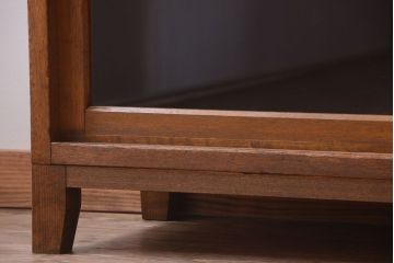 レトロ家具　昭和レトロ　古い木製のアンティーク脚付き収納棚