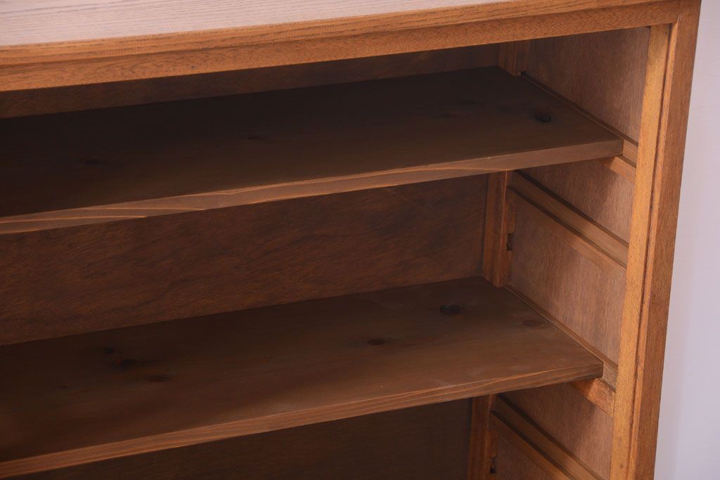 レトロ家具　昭和レトロ　古い木製のアンティーク脚付き収納棚