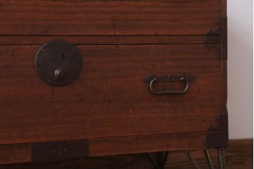 アンティーク家具　和製アンティーク　鉄脚付き!シンプルな丸金具の時代箪笥ローボード(1)
