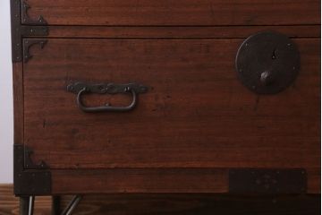 アンティーク家具　和製アンティーク　鉄脚付き!シンプルな丸金具の時代箪笥ローボード(1)